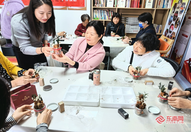 香识趣 乐享银龄”手工活动麻将胡了小柳社区开展“闻(图1)