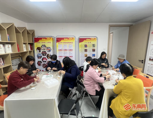 香识趣 乐享银龄”手工活动麻将胡了小柳社区开展“闻(图2)